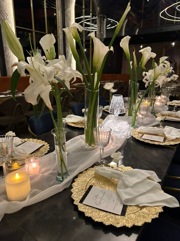 Ambientación de mesa elegante con flores blancas y velas
