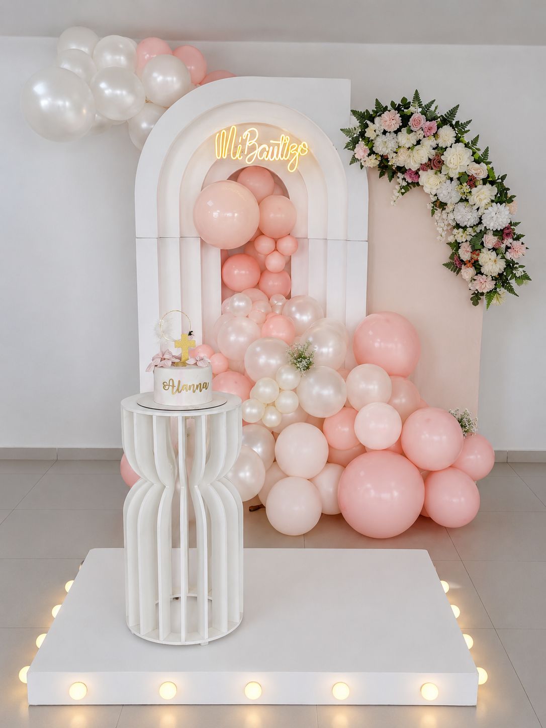 Escenario social en tonos rosa y blanco con flores y globos