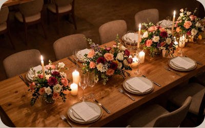 Ambientación floral para una mesa larga de evento
